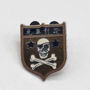 Disney Pirates of the Caribbean World's End Shield Skull Bones Trading Pin 2009